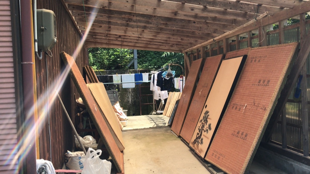 豪雨被害のあと、畳や建具を軒下に立てかけて乾かしている家